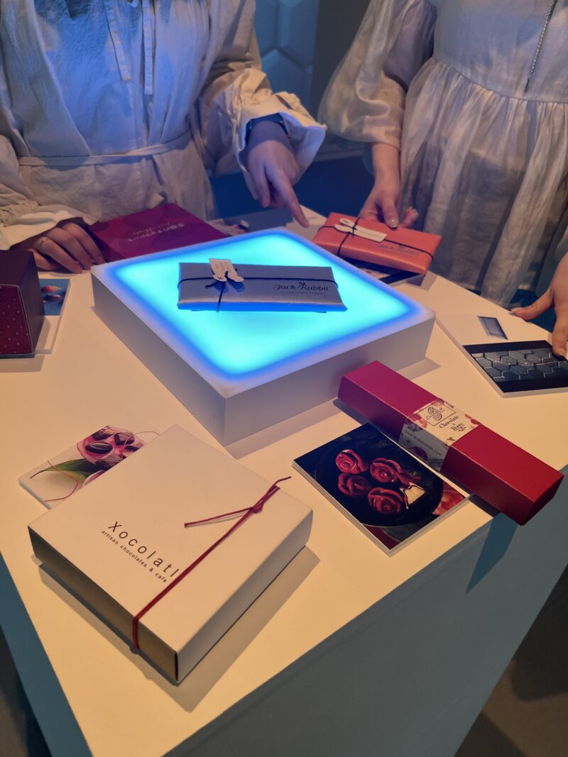 パッケージをテーブルに置くとメタモルフォーゼ体験が始まります
