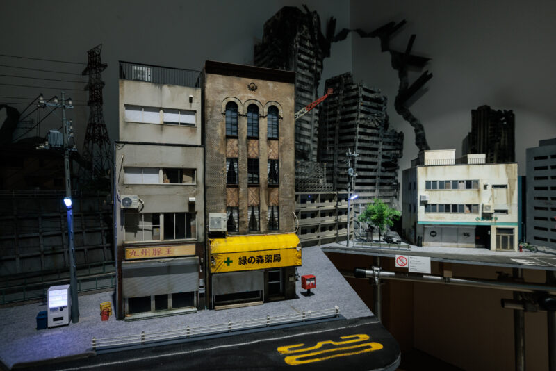「The Pharmacy」（手前）「The White House B」（奥） TokyoBuild TM ＆ © TOHO CO., LTD. 
 ※東京会場の展示風景 撮影：山本倫子